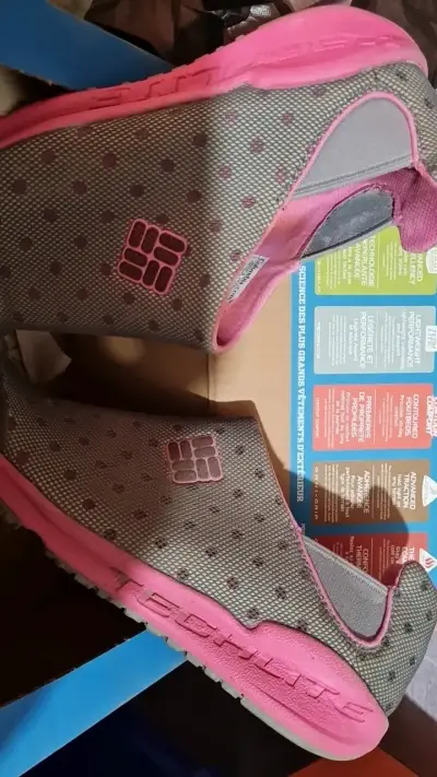 Zapatillas deportivas grises con detalles rosados - miniatura 2