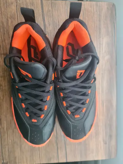 Zapatillas deportivas negras y naranjas - miniatura 2