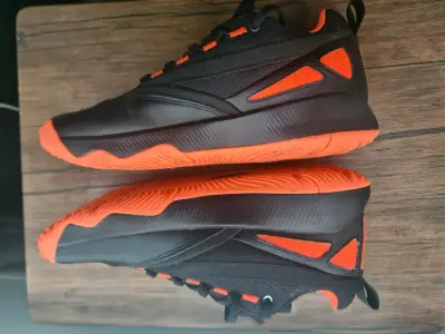 Zapatillas deportivas negras y naranjas - miniatura 3