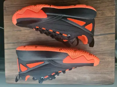 Zapatillas deportivas negras y naranjas - miniatura 4