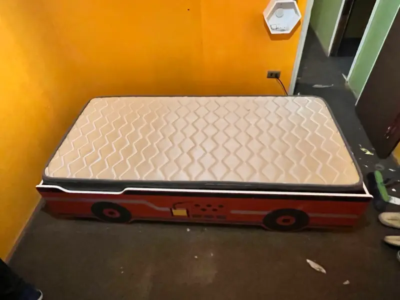Cama infantil con diseño de autobús - 1
