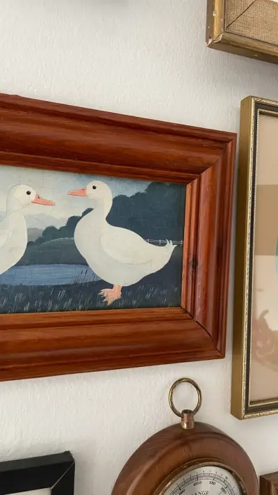 Cuadro decorativo con patos en marco de madera - miniatura 2