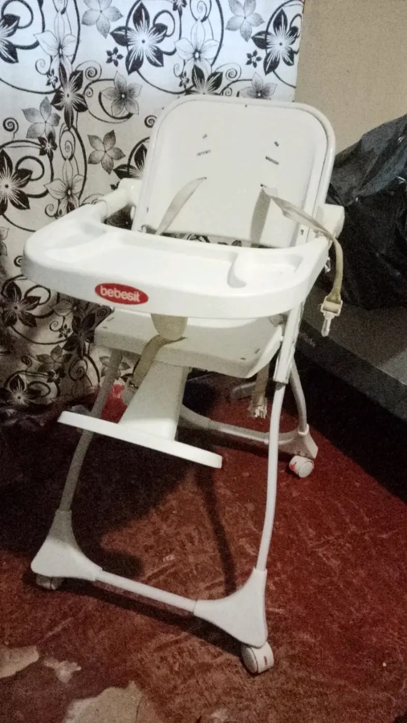 Silla de comer Bebesit blanca con bandeja