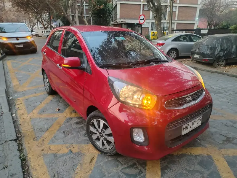 Auto compacto Kia Picanto rojo en buen estado - 1