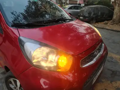Auto compacto Kia Picanto rojo en buen estado - miniatura 2