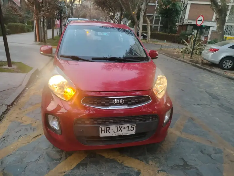 Auto compacto Kia Picanto rojo en buen estado - 3