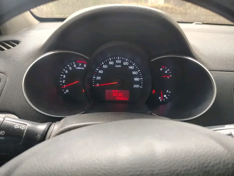 Auto compacto Kia Picanto rojo en buen estado - 4