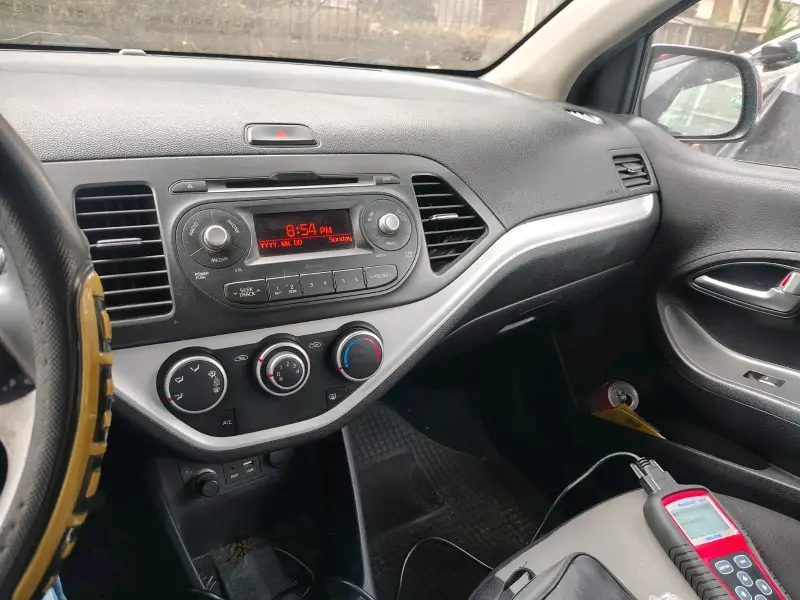 Auto compacto Kia Picanto rojo en buen estado - 5
