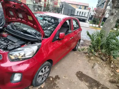 Auto compacto Kia Picanto rojo en buen estado - miniatura 6