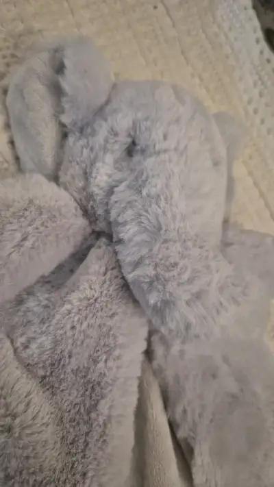 Manta de apego elefante gris para bebé - miniatura 3
