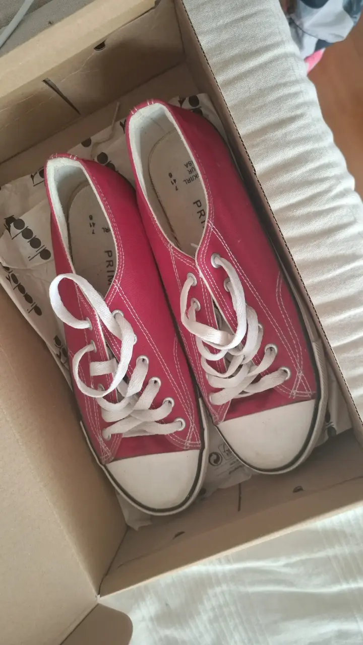 Zapatillas rojas de lona estilo Converse. talla 41 - 2