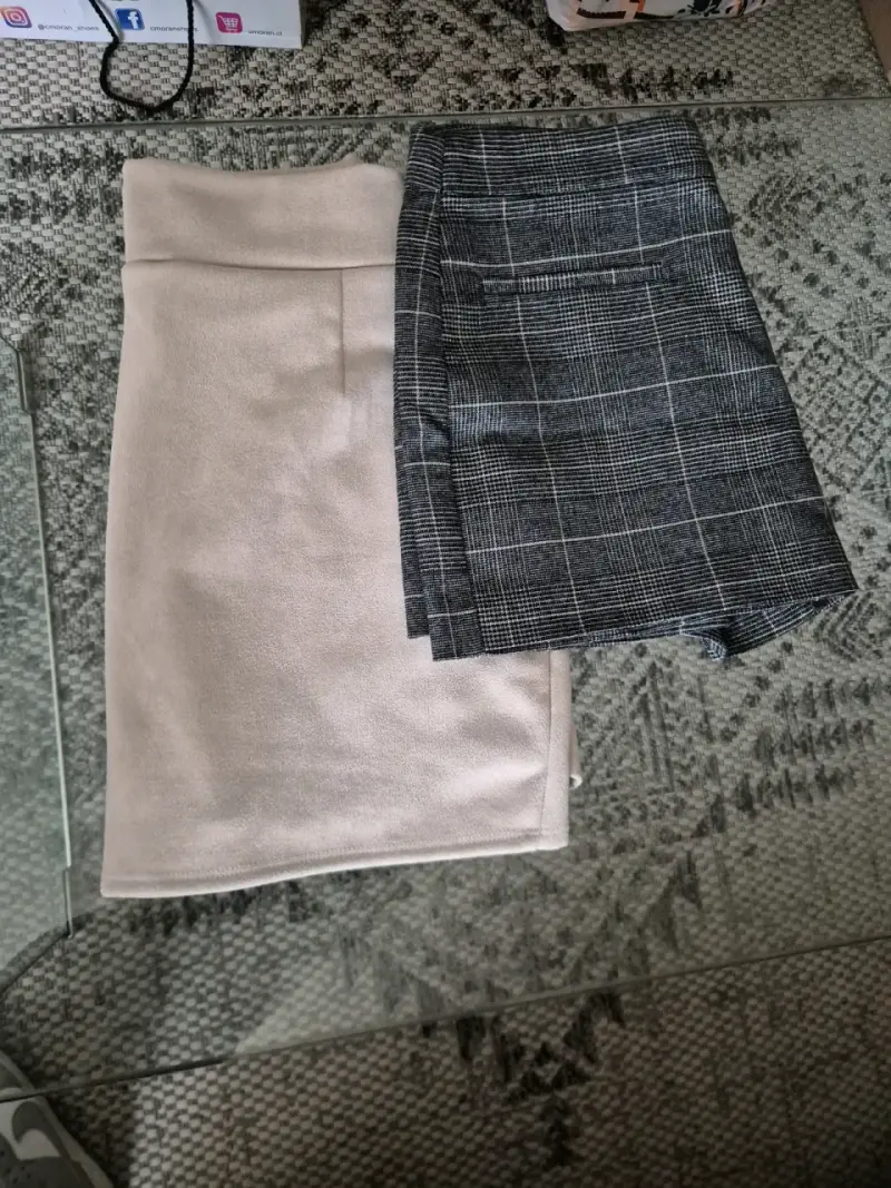 Falda short beige y falda short cuadros - 1