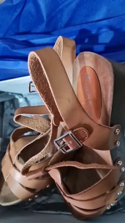 Sandalias de cuero marrón con plataforma - miniatura 1
