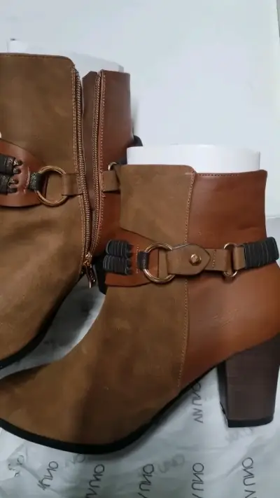 Botines de cuero marrón con hebilla decorativa - miniatura 1