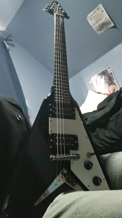 Guitarra eléctrica Flying V negra - miniatura 2