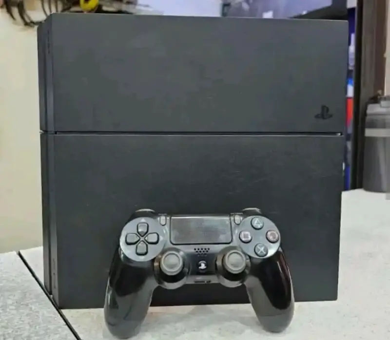 Consola PlayStation 4 con control negro