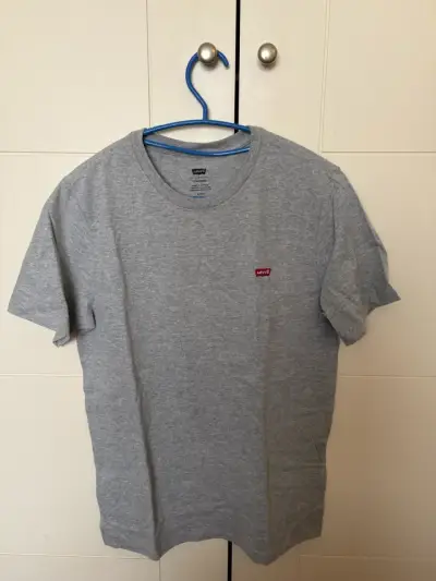 Polera gris Levi's para hombre - miniatura 1