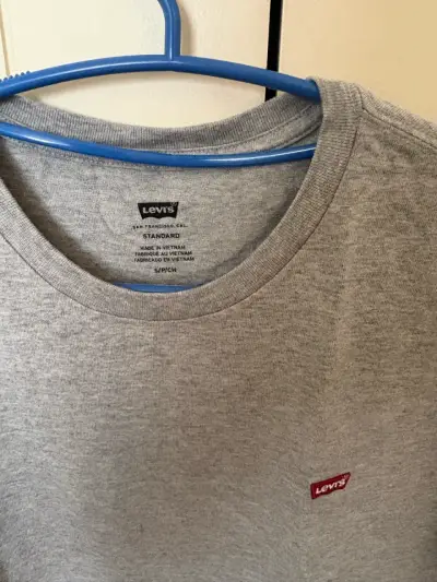Polera gris Levi's para hombre - miniatura 2