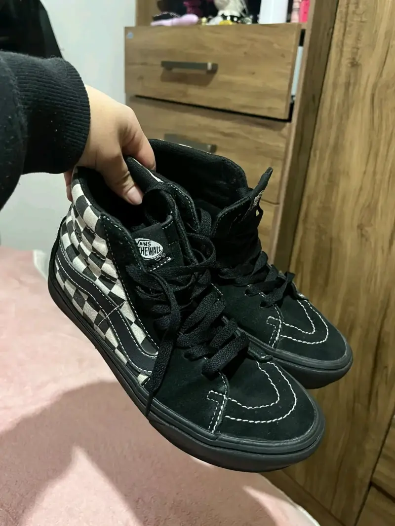 Zapatillas Vans Sk8-Hi negras y cuadros - 1