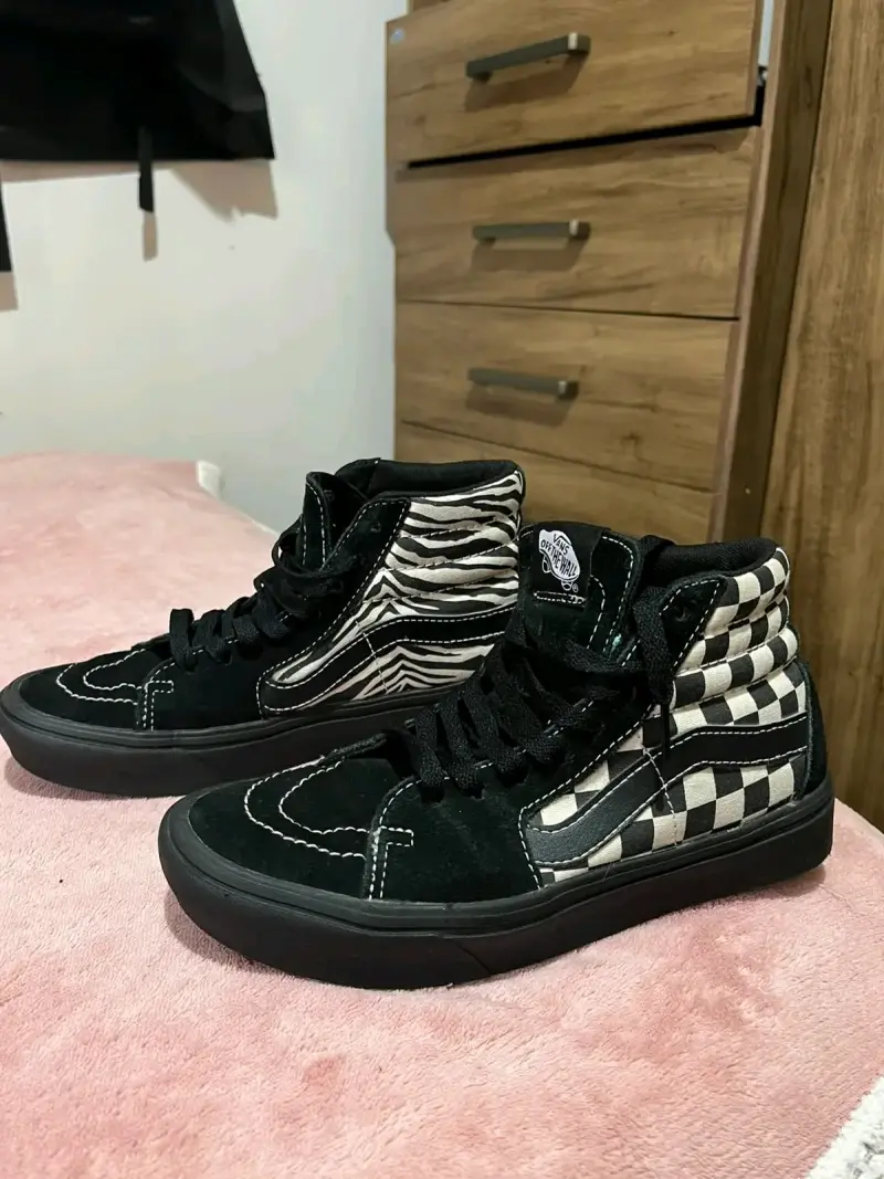 Zapatillas Vans Sk8-Hi negras y cuadros - 2