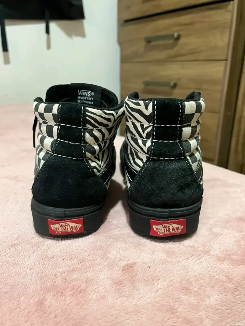 Zapatillas Vans Sk8-Hi negras y cuadros - 4