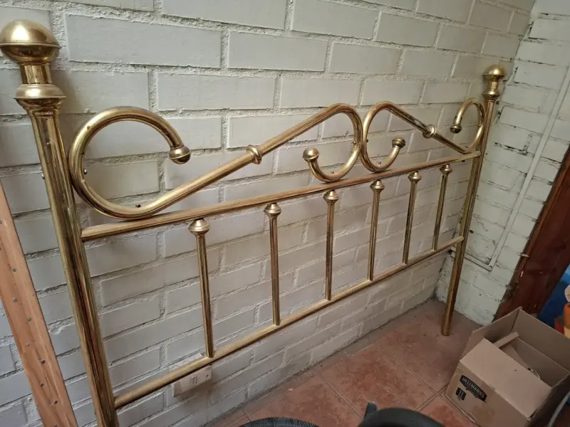 Cabecera de cama de metal dorado elegante