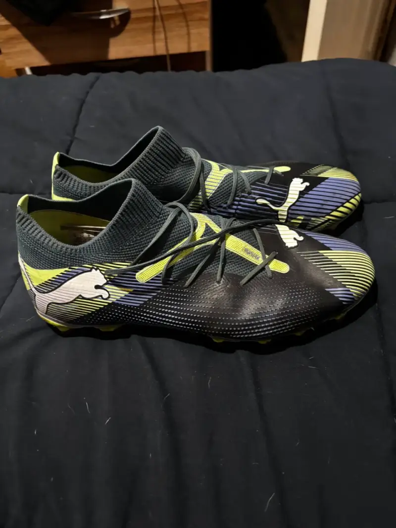 Botines de fútbol Puma Future negros y amarillos - 1