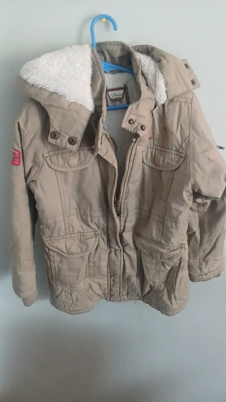 Parka beige con capucha y forro tipo chiporro - 1
