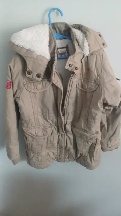 Parka beige con capucha y forro tipo chiporro - miniatura 1