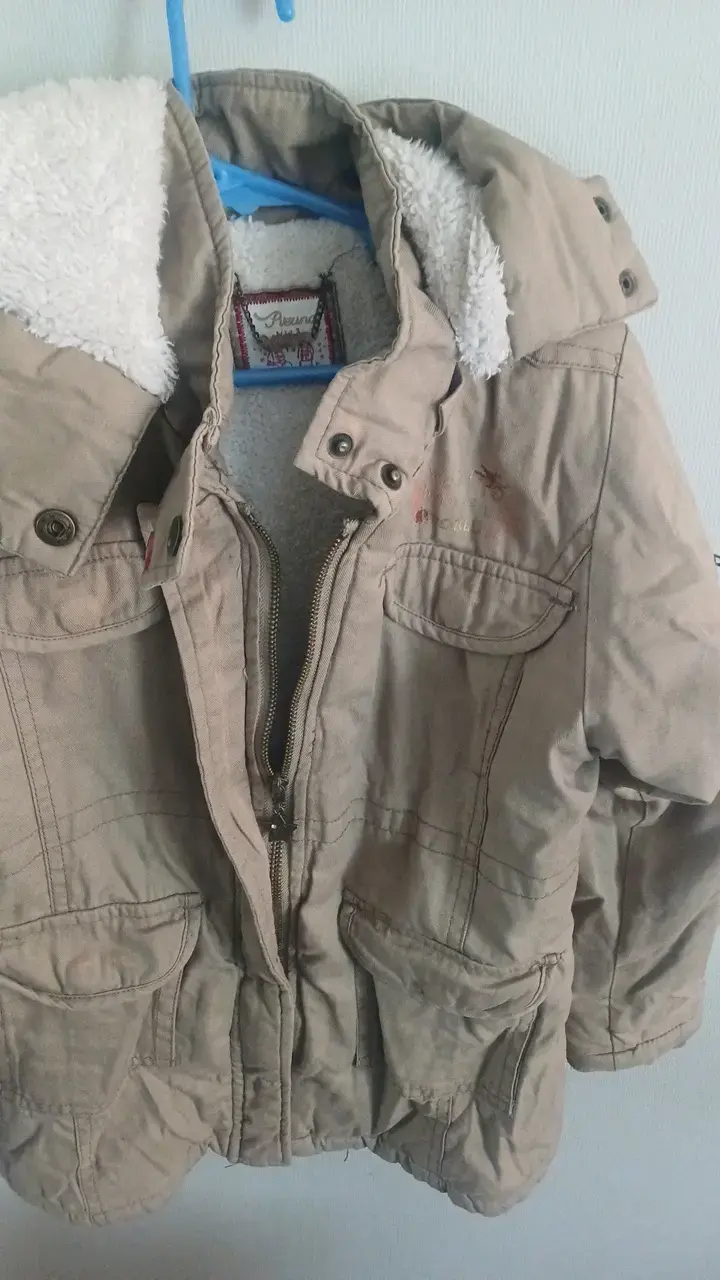 Parka beige con capucha y forro tipo chiporro - 2