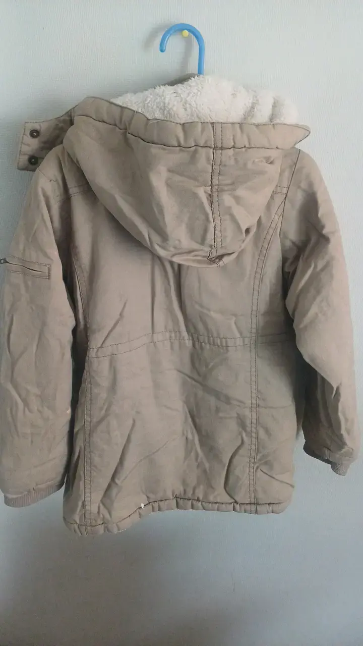 Parka beige con capucha y forro tipo chiporro - 3