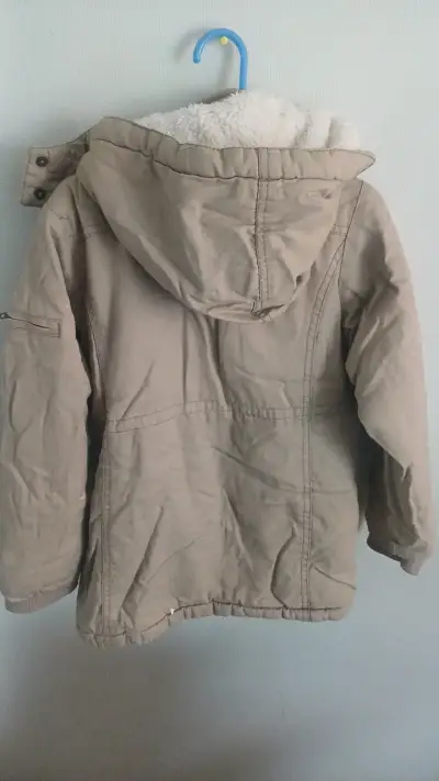 Parka beige con capucha y forro tipo chiporro - miniatura 3