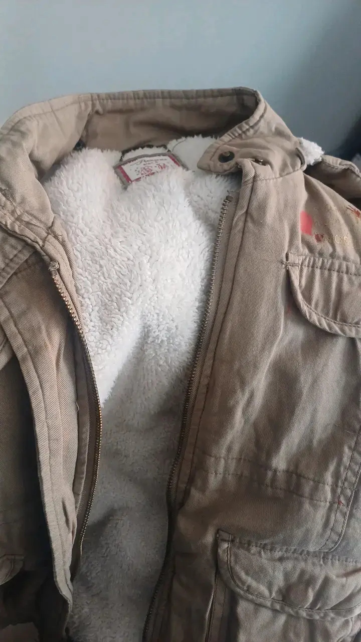 Parka beige con capucha y forro tipo chiporro - 4
