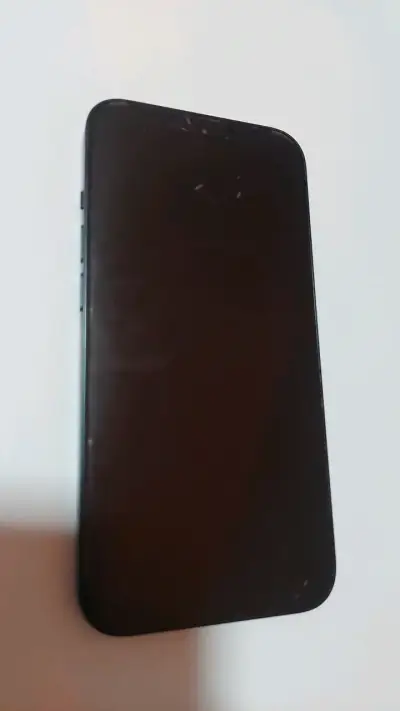 iPhone 13 en excelente estado - miniatura 2