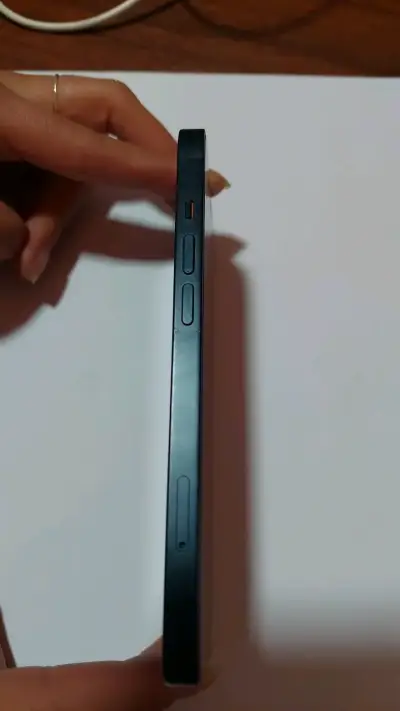 iPhone 13 en excelente estado - miniatura 3