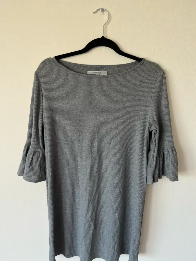 Vestido gris con mangas acampanadas