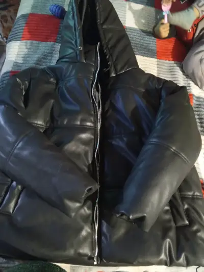Chaqueta de cuero sintético negra con capucha - miniatura 1