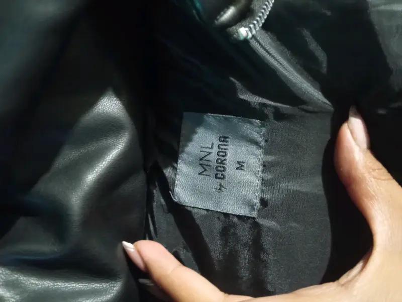 Chaqueta de cuero sintético negra con capucha - 2