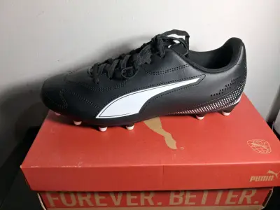 Zapatos de fútbol Puma negros para césped - miniatura 1