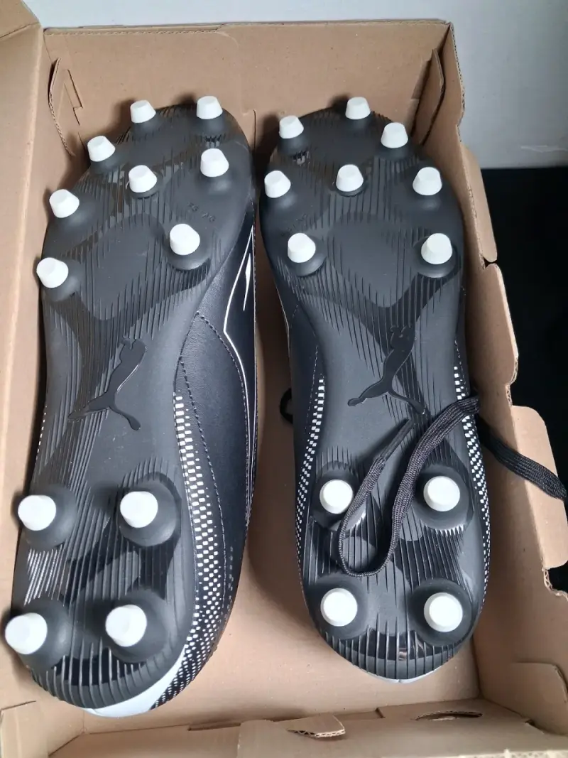 Zapatos de fútbol Puma negros para césped - 2