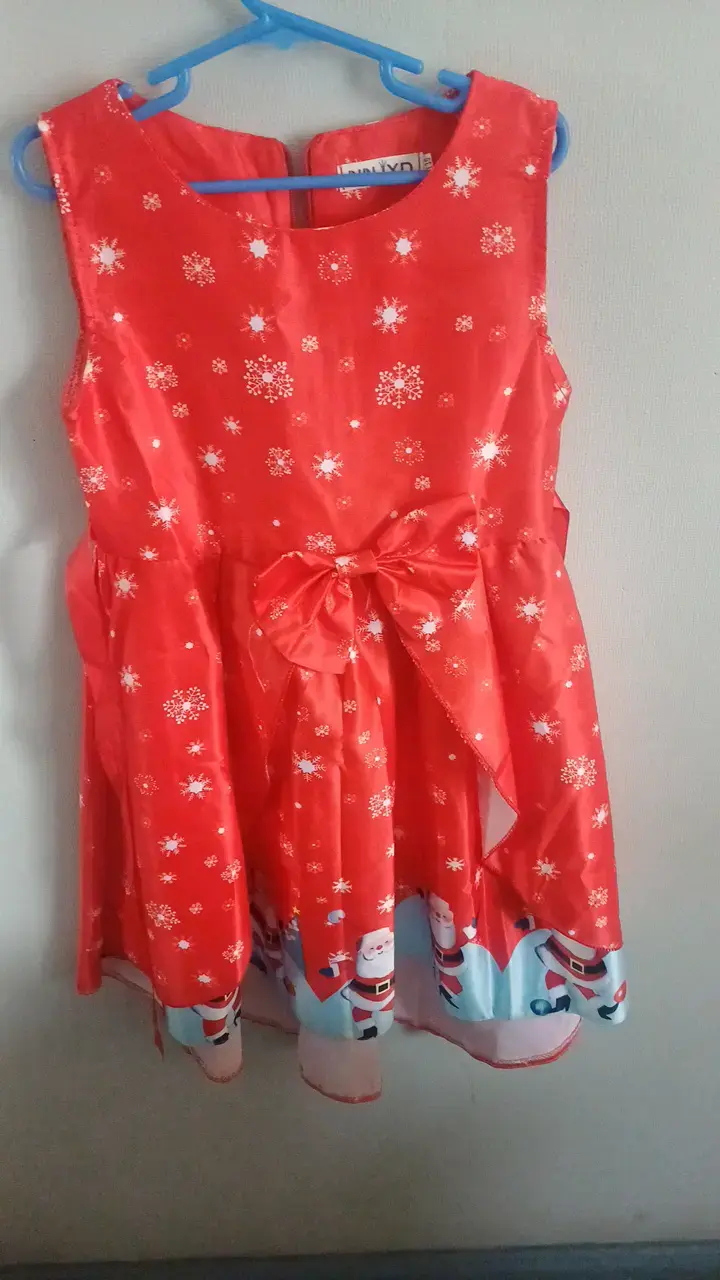 Vestido navideño rojo con estampado de copos - 1