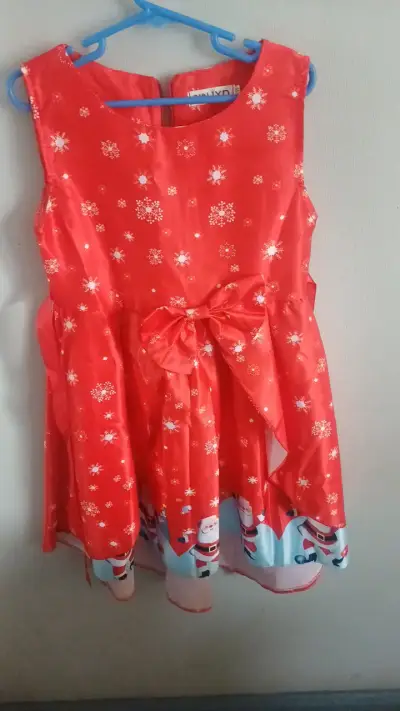 Vestido navideño rojo con estampado de copos - miniatura 1