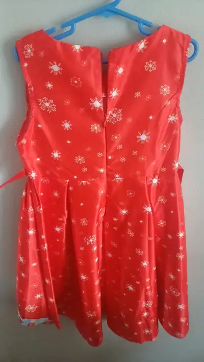Vestido navideño rojo con estampado de copos - miniatura 2