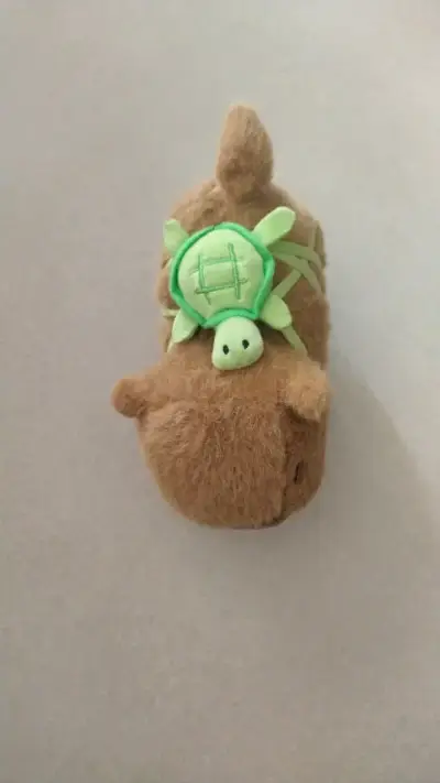 Peluche de capibara con tortuga decorativa - miniatura 1