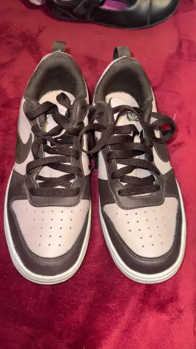 Zapatillas deportivas negras y grises - miniatura 1