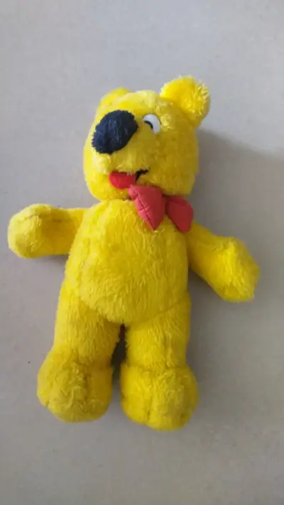 Peluche amarillo con lazo rojo - miniatura 1