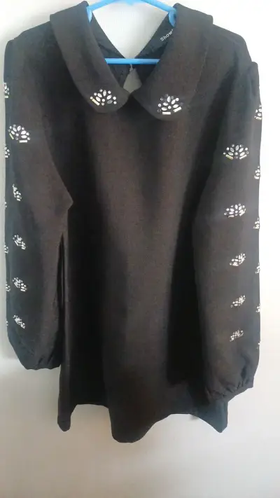 Vestido negro con detalles bordados - miniatura 1