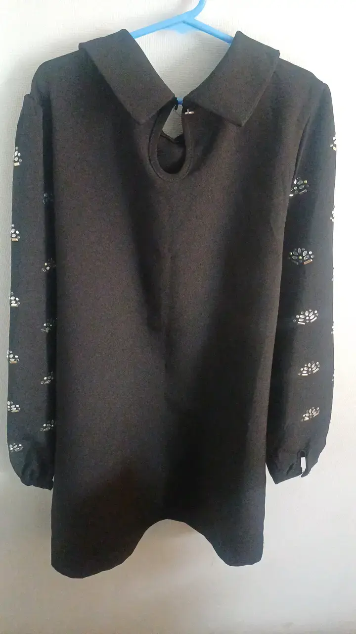 Vestido negro con detalles bordados - 2
