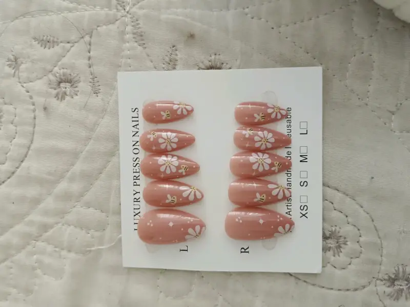Uñas postizas con diseño floral