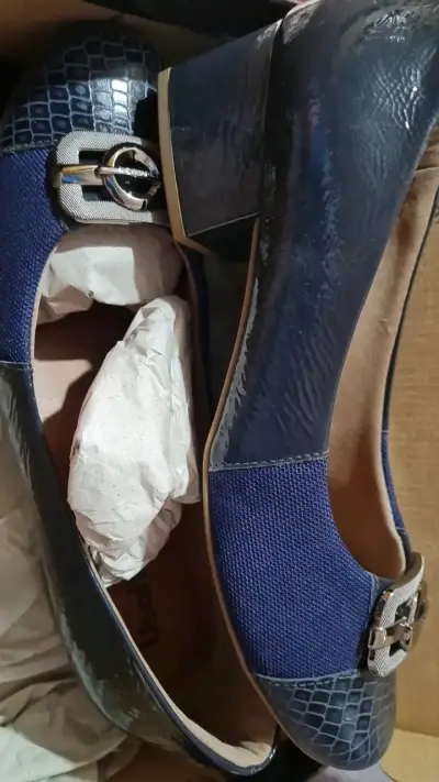 Zapatos de tacón azul con hebilla elegante - miniatura 1